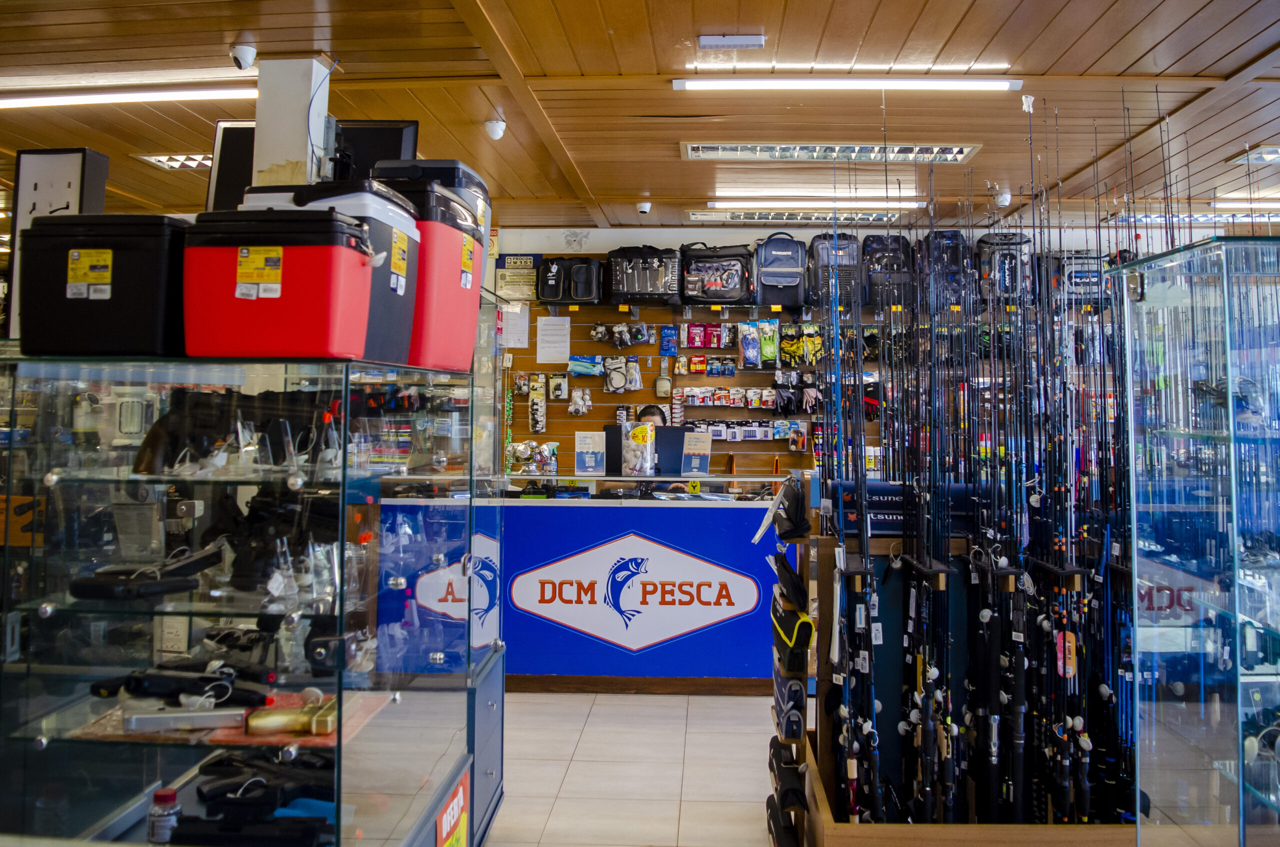 Interior da loja DCM Pesca